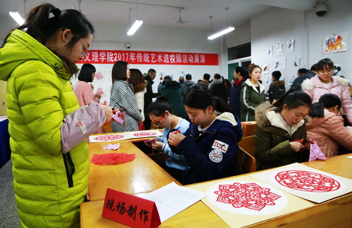 色彩絢麗、喜氣洋洋的活動現(xiàn)場
