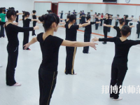 白銀2020年中專幼師學(xué)?？梢钥即髮? /><b>白銀2020年中專幼師學(xué)?？梢钥即髮?/b><span>2020-05-21 11:19</span><p>白銀中專幼師學(xué)?？梢钥即髮?同學(xué)能夠由繼續(xù)學(xué)習(xí)的想法，這一點是非常好的。而升學(xué)的方法有很多種，可以參加高職院校開設(shè)的單</p></a></li>
            <li><a href=
